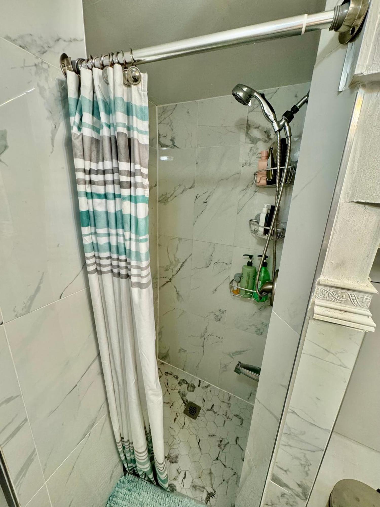 Private Tiny Room On The 1St Floor With Shared Bathroom Near Airport And Downtown Seattte シアトル エクステリア 写真